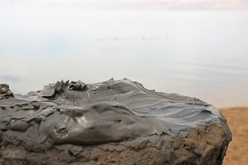 mar muerto jordania mar salado recipiente de barro mujer hombre gente dandose barro con la mano en...