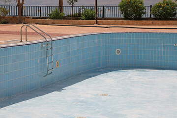 piscina exterior vacia en limpieza orilla del mar muerto jordania 4M0A1767-as24