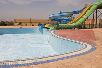 piscina exterior vacia con toboganes en limpieza orilla del mar muerto jordania 4M0A1788-as24