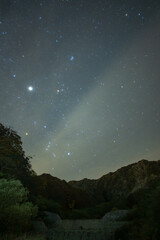 日本の鳥取県の大山の空に浮かぶ美しい星空