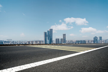Obraz premium Modern Urban Landscape with Clear Skies and Skyscrapers