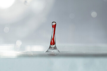 farbe tropfen wasser rot