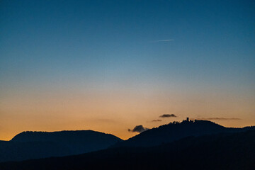 L'heure bleue en Alsace : contemplation du château féodal de Ribeauvillé, CeA, Grand Est, France