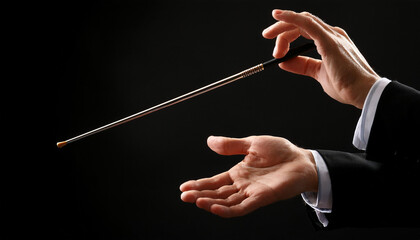 Close up de las manos de un director de orquesta con una batuta dirigiendo en fondo negro para conciertos, &oacute;pera, m&uacute;sica cl&aacute;sica eventos culturales carteles de &oacute;pera, festivales y campa&ntilde;as musicales