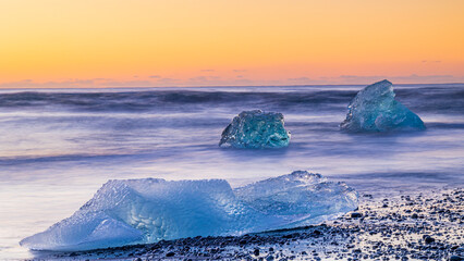 Sunrise and drift ice / Diamond Beach / Iceland / spectacular view © Yuuki Kobayashi