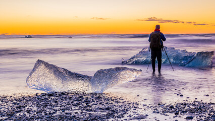 流氷とカメラマン　アイスランド　ダイヤモンドビーチ © Yuuki Kobayashi