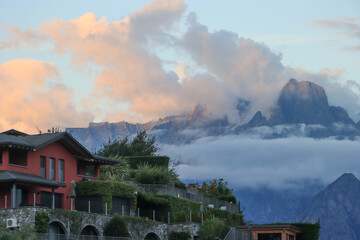 Alpengipfel im Abendlicht; Blick von Vercana zum Sasso Manduino (2888, Bernina-Alpen)