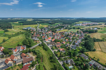 Die Ortschaft Wassermungenau, Stadtteil von Abenberg in Mittelfranken von oben