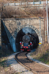 Wyjazd starej lomotywy z tunelu kolejowego, Żegiestów, Dolina Popradu © Maciej G. Szling