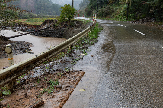 能登半島地震、大雨により道路に水が溜まってしまう様子