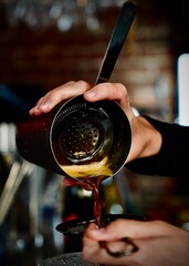 barman robiący koktajl Espresso Martini przy użyciu shakera 