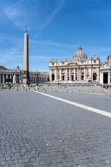 Naklejka premium People gather at Saint Peter's Square in front of St. Peter's Basilica, enjoying a bright day under the clear blue sky, surrounded by stunning architecture and historical monuments.