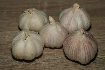 Garlic (Allium sativum) is a widely used culinary ingredient and medicinal herb that belongs to the onion family. Known for its pungent aroma and bold flavor, garlic adds depth and warmth to a variety