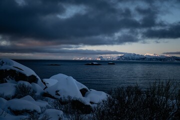 Obraz premium Snowy seascape with distant mountains