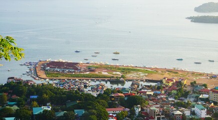 Widok na miasto i port rybacki. Zdjęcie wykonane na wyspie Palawan. © Adam