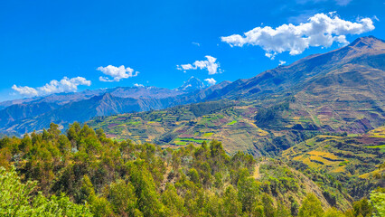 Obraz premium MOUNTAIN LANDSCAPE. MOUNTAINS WITH TREES ON A SUNNY DAY. ANDES MOUNTAIN RANGE, PERU. PERU TRAVEL.