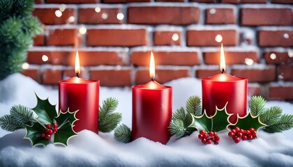 雪の積もったレンガテクスチャに、赤いキャンドルと緑のヒイラギの葉が並べられた、落ち着きと温かさを感じさせる冬のデザイン。
