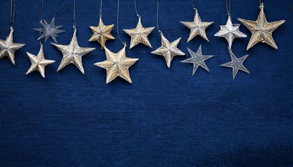 深い青のリネン風テクスチャにシンプルな星形オーナメントが並べられ、クリスマスの温かみと落ち着きを感じるデザイン。
