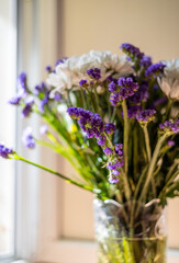 Naklejka premium White chrysanthemum flowers in a bouquet