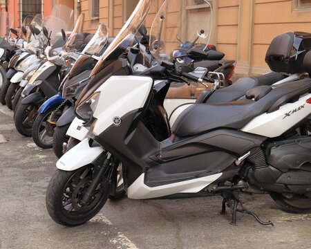 Scooter in fila sulla strada, Yamaha X Max, Bologna 13ottobre 2024