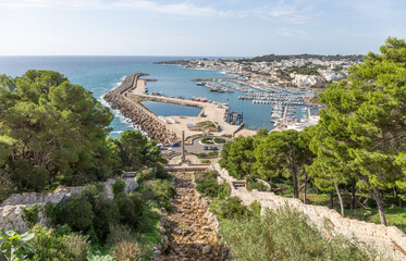 Blick auf den Hafen von Santa Maria di Leuca, Apulien, Italien