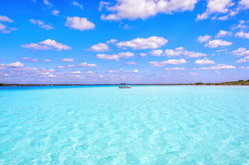 Fototapeta premium Laguna de Bacalar Lagoon in Mayan Mexico at Quintana roo