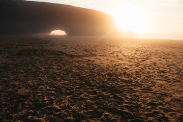 モロッコのレグジラビーチの巨岩と夕陽