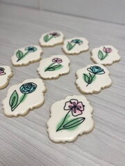 Sugar cookies decorated roundhouse style flowers
