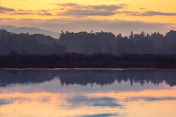 Jesienny wschód słońca, piękny widok, krajobraz. Mglisty poranek i pierwsze słoneczne promienie, tło natury, tapeta © anettastar