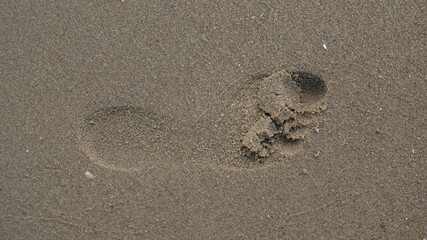 Einen weiblichen Fussabdruck im Sand am Strand, Fuss Abdruck