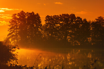 Jesienny wschód słońca, piękny widok, krajobraz. Mglisty poranek i pierwsze słoneczne promienie, tło natury, tapeta © anettastar