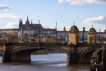 Blick auf die Moldau mit Brücke der Legionen und Burgviertel mit Veitsdom in Prag.