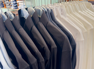 Sale Verkauf von Männerhemden auf einen Kleiderständer in einem Kaufhaus