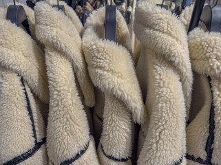 Kunstfell Winterjacke im Winterschlussverkauf auf einem Kleiderständer