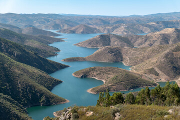 Vista deslumbrante do Rio Sabor e montanhas, observada do miradouro da Serpente do Medal em Trás-os-Montes, Portugal