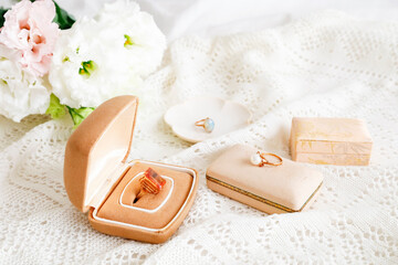 古ぼけたジュエリーたち　譲り受けた宝飾品　遺品や相続のイメージ © hana&choco