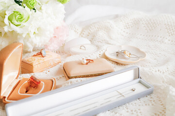 古ぼけたジュエリーたち　譲り受けた宝飾品　遺品や相続のイメージ