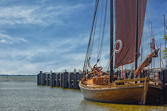 Zeesboot im Hafen Althagen