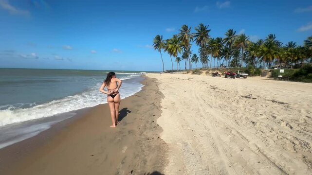 beldade de biquine em praia tropical nas f&eacute;rias de ver&atilde;o 