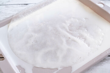 ライスペーパーを牛乳等の液体に浸す