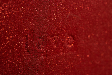 Goma Eva texturizada color rojo con la palabra Love impresa con bajo relieve