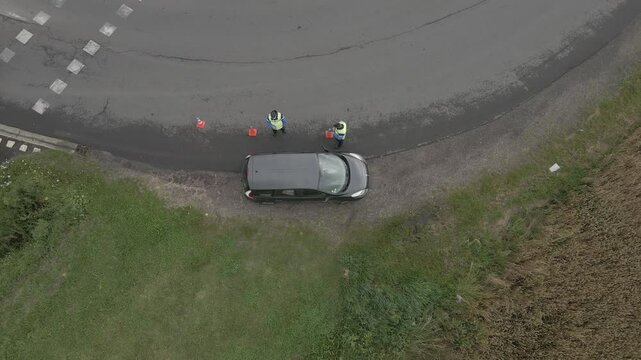 Vue a&eacute;rienne de deux gendarmes qui contr&ocirc;lent une voiture
