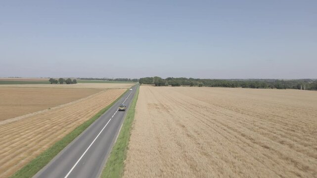 Vue a&eacute;rienne d'une voiture de Gendarmerie sur une route en milieu rural