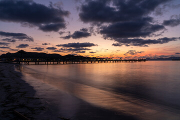 Naklejka premium Playa de Alcudia bei Sonnenaufgang