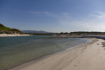 Canale sul mare in autunno