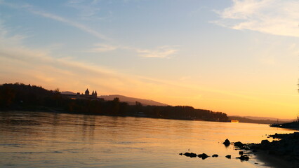 Abendrot über der Donau und Stift Melk 