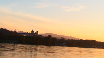 Fototapeta premium Blick von der Donaubrücke auf Stift Melk