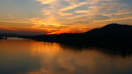Fototapeta premium oranger Himmel über der Donau