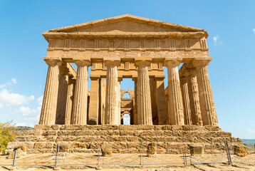 Obraz premium The Temple of Concordia, located in the park of the Valley of the Temples in Agrigento, Sicily, Italy