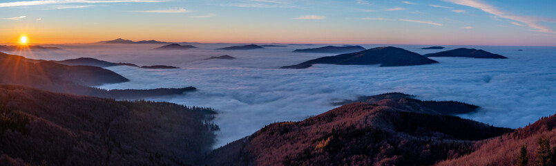 Zachód Słońca nad chmurami z Mogielicy  © grzegorz_pakula